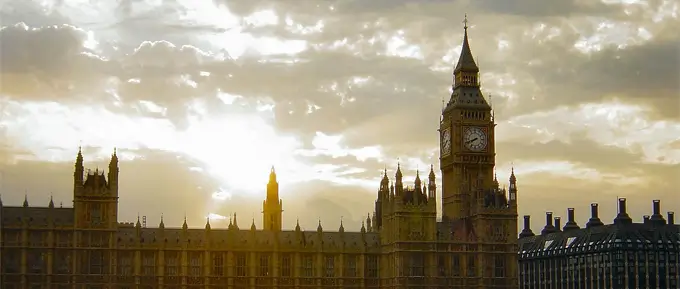 Houses of Parliament mit Big Ben mit tiefstehender Sonne und Wolken
