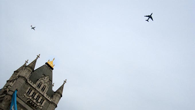 Tower Bridge mit Flugzeugen