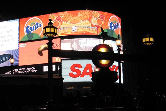 Leuchtende Reklametafeln am Piccadilly Circus