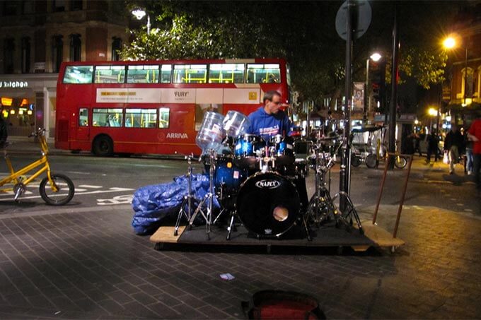 Straßenmusiker mit Schlagzeug